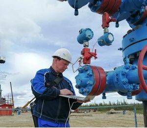 Oil Field Surface Facility Operations: From Wellhead to Midstream Processing